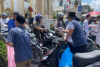 pembagian nasi kotak di depan masjid al akbar desa gedang.