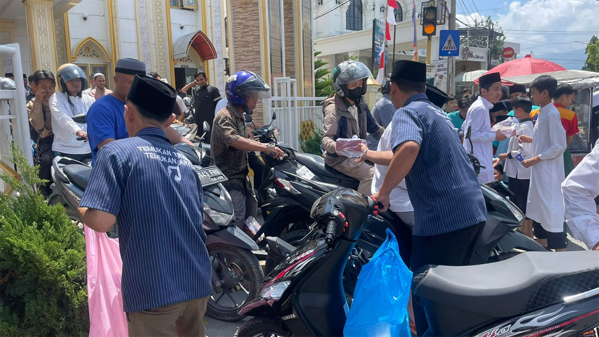 pembagian nasi kotak di depan masjid al akbar desa gedang.