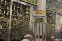 Makam Nabi Muhammad (kiri) dan makam Abu Bakar Ash Shiddiq (kanan).(poto: detikhikmah).