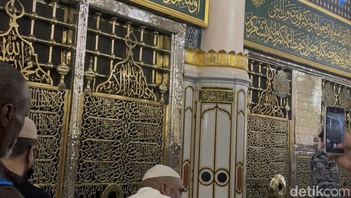 Makam Nabi Muhammad (kiri) dan makam Abu Bakar Ash Shiddiq (kanan).(poto: detikhikmah).
