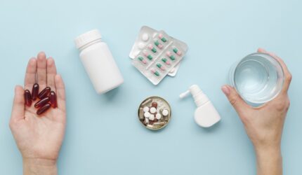 Imam An-Nawawi menjelaskan hukum minum obat berbahan najis dalam Islam menurut mazhab Syafi'i.