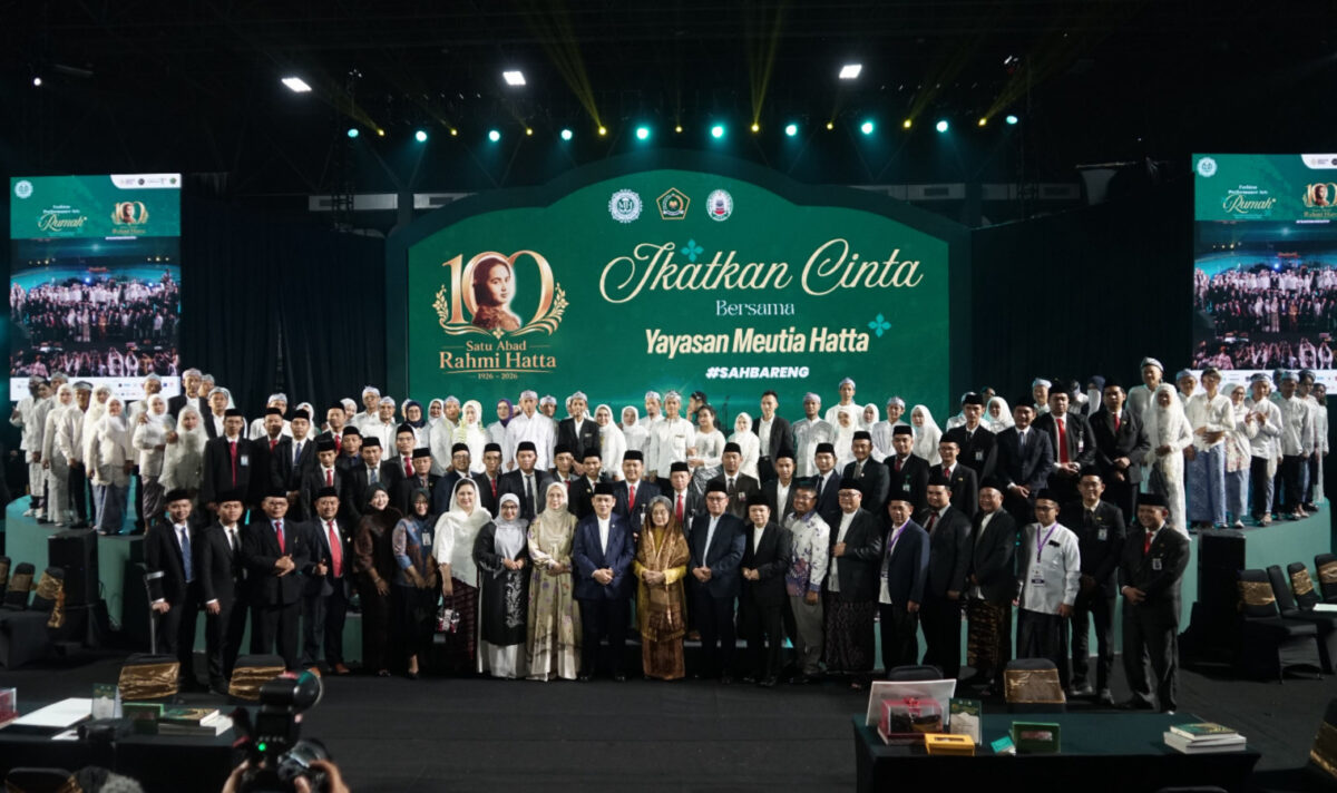 Foto bersama 34 pasangan pengantin pada acara Nikah Massal di Tennis Indoor Senayan Jakarta, Sabtu, (5/9/2026).(poto: kemenag.go.id).