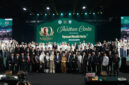 Foto bersama 34 pasangan pengantin pada acara Nikah Massal di Tennis Indoor Senayan Jakarta, Sabtu, (5/9/2026).(poto: kemenag.go.id).