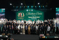Foto bersama 34 pasangan pengantin pada acara Nikah Massal di Tennis Indoor Senayan Jakarta, Sabtu, (5/9/2026).(poto: kemenag.go.id).