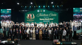 Foto bersama 34 pasangan pengantin pada acara Nikah Massal di Tennis Indoor Senayan Jakarta, Sabtu, (5/9/2026).(poto: kemenag.go.id).