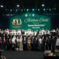 Foto bersama 34 pasangan pengantin pada acara Nikah Massal di Tennis Indoor Senayan Jakarta, Sabtu, (5/9/2026).(poto: kemenag.go.id).