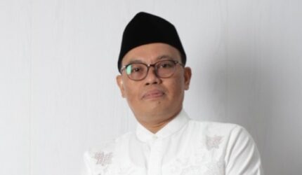 Kemenag pertegas biaya nikah resmi di luar KUA hanya Rp600.000 via PNBP. Warga diimbau waspada penipuan berkedok QRIS dan uang transpor.