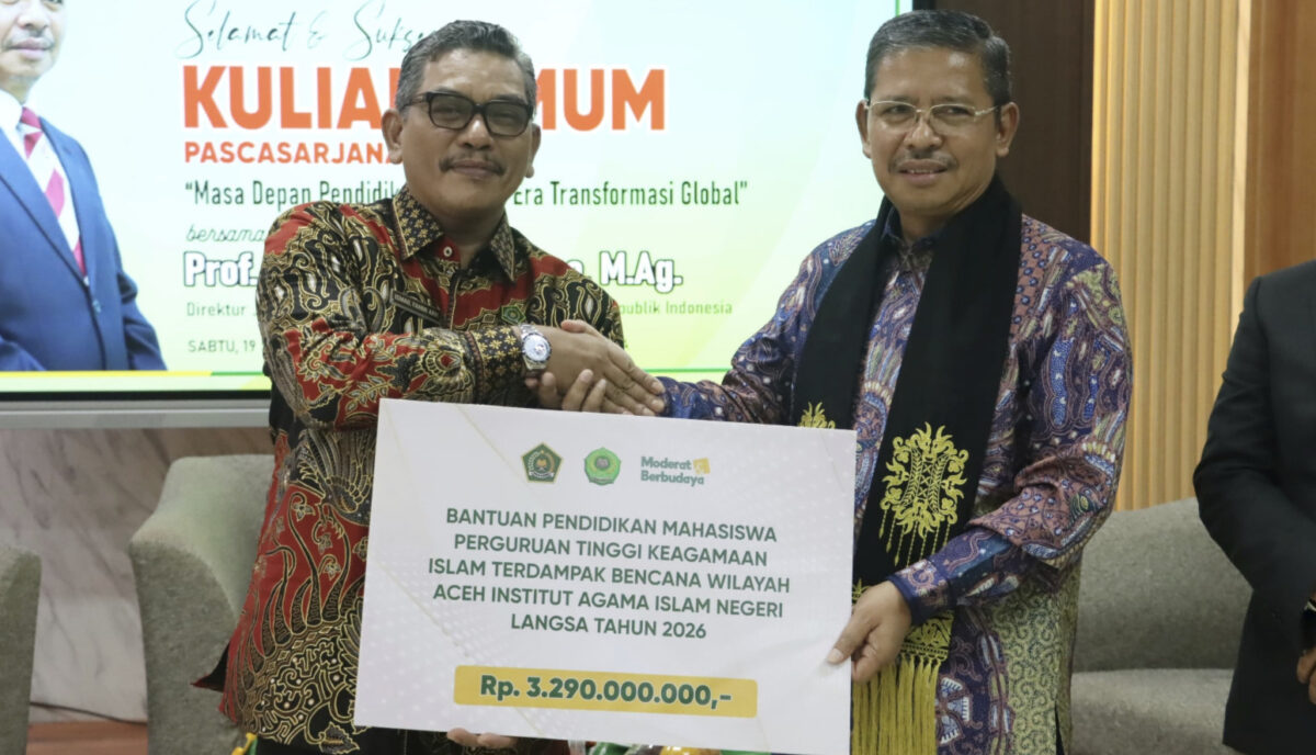 Direktur Jenderal Pendidikan Islam Kemenag Amien Suyitno menyerahkan bantuan pendidikan senilai Rp3,23 miliar kepada 940 mahasiswa yang terkena dampak bencana alam.(poto: kemenag).