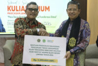 Direktur Jenderal Pendidikan Islam Kemenag Amien Suyitno menyerahkan bantuan pendidikan senilai Rp3,23 miliar kepada 940 mahasiswa yang terkena dampak bencana alam.(poto: kemenag).