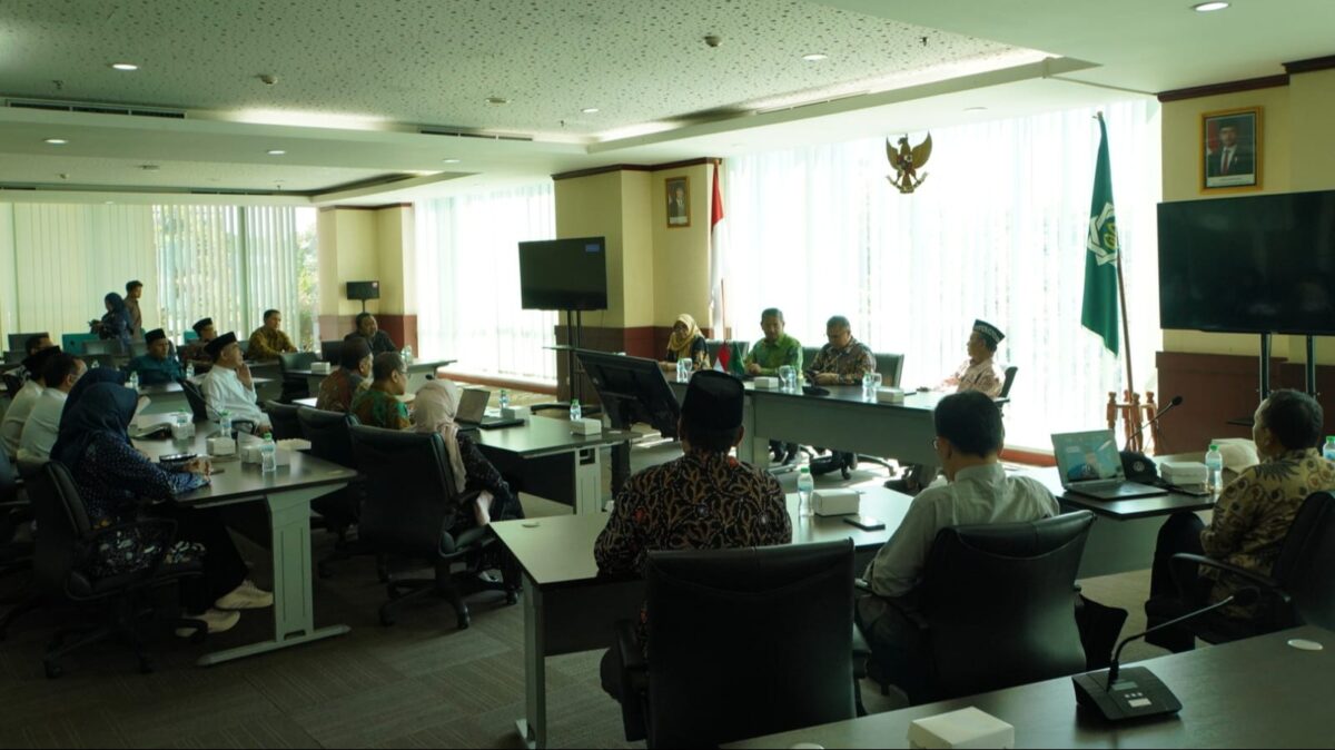 Pertemuan antara pimpinan kampus, para Guru Besar, dan pejabat Kemenag di Surabaya pada Jumat (25/9/2026).(poto: kemenag.go.id).