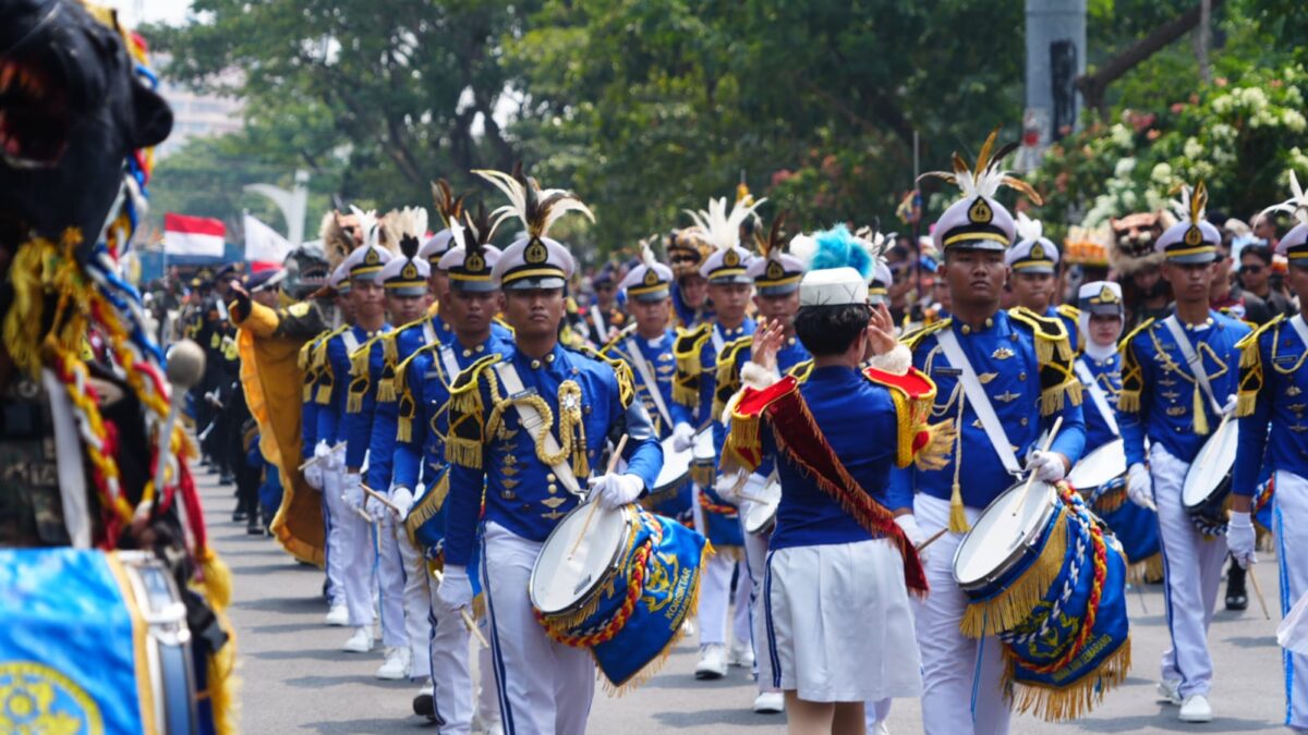 Dentum perkusi dan harmoni instrumen musik tiup Marching Band UNIMAR AMNI memecah suasana Kota Semarang dalam pergelaran Pawai Ta'aruf MTQ Nasional 2026.(poto: kemenag.go.id).