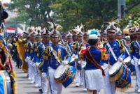 Dentum perkusi dan harmoni instrumen musik tiup Marching Band UNIMAR AMNI memecah suasana Kota Semarang dalam pergelaran Pawai Ta'aruf MTQ Nasional 2026.(poto: kemenag.go.id).