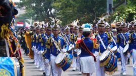 Dentum perkusi dan harmoni instrumen musik tiup Marching Band UNIMAR AMNI memecah suasana Kota Semarang dalam pergelaran Pawai Ta'aruf MTQ Nasional 2026.(poto: kemenag.go.id).