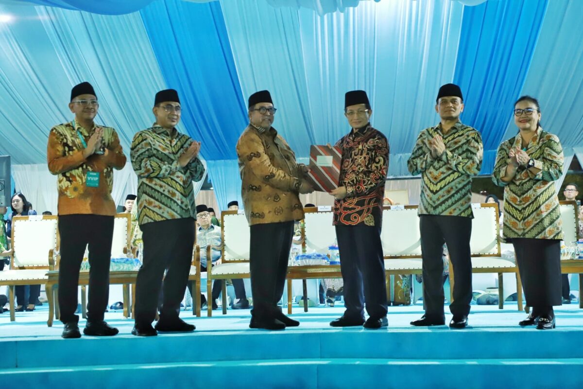 Nasaruddin Umar menyerahkan Surat Keputusan penetapan tuan rumah tersebut kepada Wakil Gubernur DKI Jakarta, Rano Karno.(poto: kemenag).
