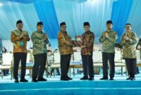Nasaruddin Umar menyerahkan Surat Keputusan penetapan tuan rumah tersebut kepada Wakil Gubernur DKI Jakarta, Rano Karno.(poto: kemenag).