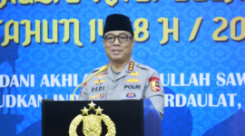 Wakil Kepala Kepolisian Negara Republik Indonesia Komjen Pol. Prof. Dr. Dedi Prasetyo memimpin doa bersama maulid nabi di Masjid Al-Ikhlas, Mabes Polri, Jakarta, Selasa (8/9/2026).(poto: republika).