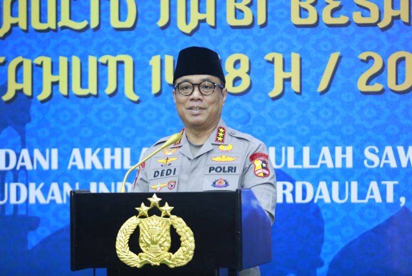 Wakil Kepala Kepolisian Negara Republik Indonesia Komjen Pol. Prof. Dr. Dedi Prasetyo memimpin doa bersama maulid nabi di Masjid Al-Ikhlas, Mabes Polri, Jakarta, Selasa (8/9/2026).(poto: republika).