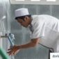 Ilustrasi orang berwudu.(poto: arsip).