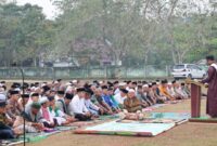Ratusan warga bersama jajaran pemerintah menggelar salat Istisqa Muko-muko Bathin VII di Kabupaten Bungo, Jambi, Kamis (10/9/2026).(poto: oegopost.id).
