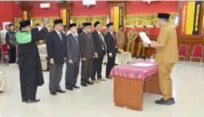 Wali Kota Pariaman Yota Balad resmi melantik lima pimpinan Badan Amil Zakat Nasional periode 2026-2031.(poto: padangkita.com).