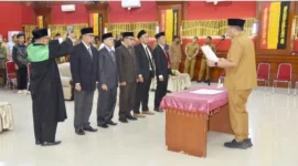 Wali Kota Pariaman Yota Balad resmi melantik lima pimpinan Badan Amil Zakat Nasional periode 2026-2031.(poto: padangkita.com).