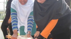 Ilustrasi pperempuan sedang menyembelih ayam.(poto: ist).