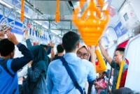 Terlihat penumpang Pria Dan Wanita dalam satu kendaraan Umum.(poto: istimewa).