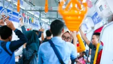 Terlihat penumpang Pria Dan Wanita dalam satu kendaraan Umum.(poto: istimewa).