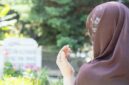 Ilustrasi seorang wanita ziarah kubur.(poto: detikhikmah).