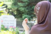 Ilustrasi seorang wanita ziarah kubur.(poto: detikhikmah).