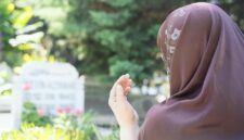 Ilustrasi seorang wanita ziarah kubur.(poto: detikhikmah).