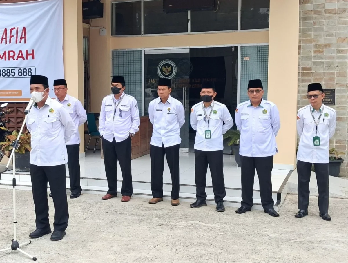 Kepala Kantor Kemenag Kabupaten Kerinci, H. Pahrizal, S.Ag., M.M., memimpin apel kerja di halaman kantor pada Senin (21/9/2026).(poto: kanwilkemenag).