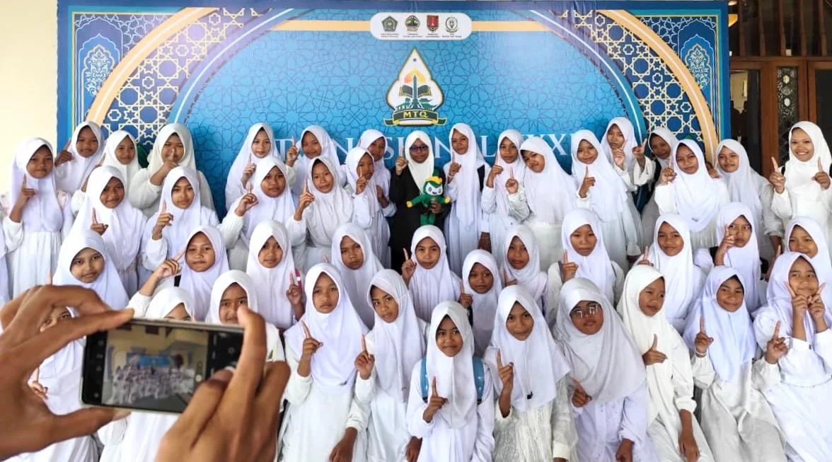 Syifa Annisa Qona’ah(tengah).(poto: kemenagjambi).