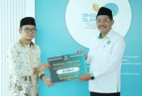 Kementerian Agama menyerahkan apresiasi uang tunai kepada Muhammad Fauji Ridwan yang berhasil merebut gelar juara tilawah internasional di Malaysia.(poto: kemenag.go.id).
