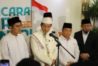 Menag Nasaruddin Umar bersama Wakil Ketua Umum MUI M. Cholil Nafis (kiri), Sekretaris Jenderal Kemenag Kamaruddin Amin, dan Direktur Jenderal Pesantren Basnang Said (kanan) memberikan keterangan kepada awak media.(poto: kemenag.go.id).