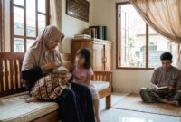 Suasana hangat ibu menyusui bayi di rumah, didampingi anak perempuan dan putra sulungnya yang sedang membaca.(ilustrasi poto: AI).