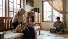 Suasana hangat ibu menyusui bayi di rumah, didampingi anak perempuan dan putra sulungnya yang sedang membaca.(ilustrasi poto: AI).