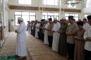 Ilustrasi Seorang imam memimpin shalat berjamaah dengan khusyuk di saf terdepan sebuah masjid.(poto: AI).