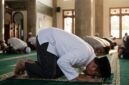 Ilustrasi Jemaah pria bersujud khusyuk di atas karpet masjid saat menunaikan ibadah shalat berjamaah.(poto: AI).