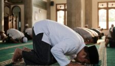 Ilustrasi Jemaah pria bersujud khusyuk di atas karpet masjid saat menunaikan ibadah shalat berjamaah.(poto: AI).