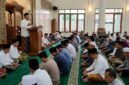 Ilustrasi Suasana kultum di masjid, seorang penceramah di mimbar menyampaikan tausiyah penuh hikmah kepada jamaah yang khusyuk.(poto: AI).