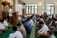 Ilustrasi Suasana kultum di masjid, seorang penceramah di mimbar menyampaikan tausiyah penuh hikmah kepada jamaah yang khusyuk.(poto: AI).