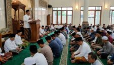 Ilustrasi Suasana kultum di masjid, seorang penceramah di mimbar menyampaikan tausiyah penuh hikmah kepada jamaah yang khusyuk.(poto: AI).