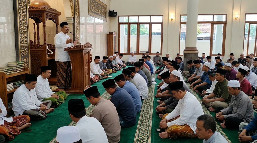 Ilustrasi Suasana kultum di masjid, seorang penceramah di mimbar menyampaikan tausiyah penuh hikmah kepada jamaah yang khusyuk.(poto: AI).