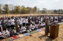 Ratusan warga gelar salat istisqa di lapangan kering, memanjatkan doa bersama memohon turunnya hujan di tengah kemarau.(ilustrasi poto: AI).