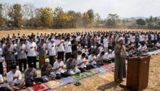 Ratusan warga gelar salat istisqa di lapangan kering, memanjatkan doa bersama memohon turunnya hujan di tengah kemarau.(ilustrasi poto: AI).