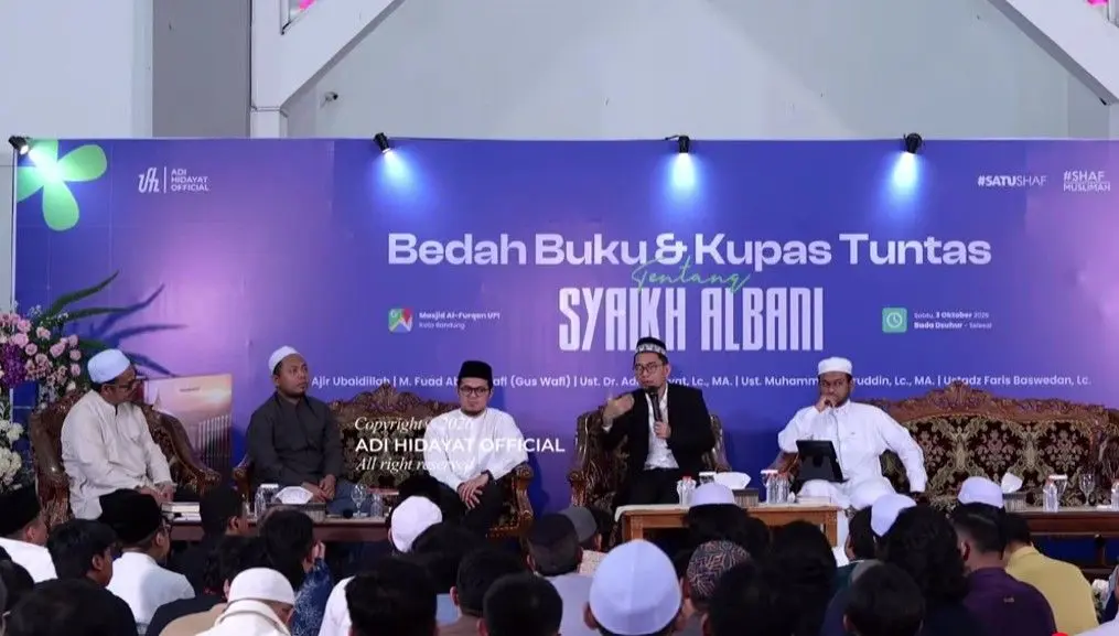 Ratusan jemaah menghadiri kajian bedah buku Syaikh Albani bertajuk 
