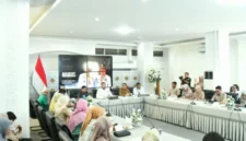 Wali Kota Padang, Fadly Amran memimpin rapat Pembentukan Tim Fasilitasi Sertifikasi Keamanan Pangan dan Sertifikasi Halal Kota Padang.(poto: padangkita.com).
