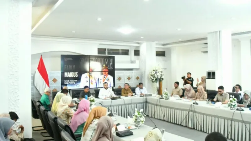 Wali Kota Padang, Fadly Amran memimpin rapat Pembentukan Tim Fasilitasi Sertifikasi Keamanan Pangan dan Sertifikasi Halal Kota Padang.(poto: padangkita.com).