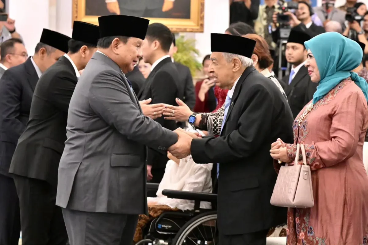 Prof. Dr. M. Quraish Shihab, M.A dan Presiden Parabowo bejabat tangan usai pelantikan menjadi Wantimpres di Istana.(poto: mozaik.inilah.com).